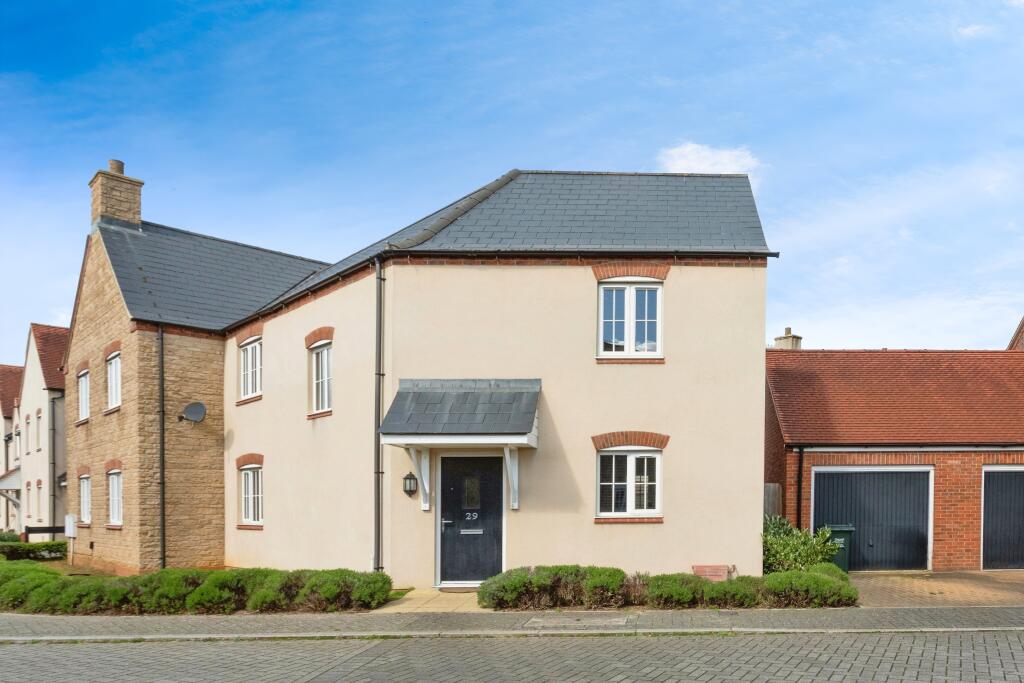 3 bedroom semidetached house for sale in Haydock Road, Bicester, OX26