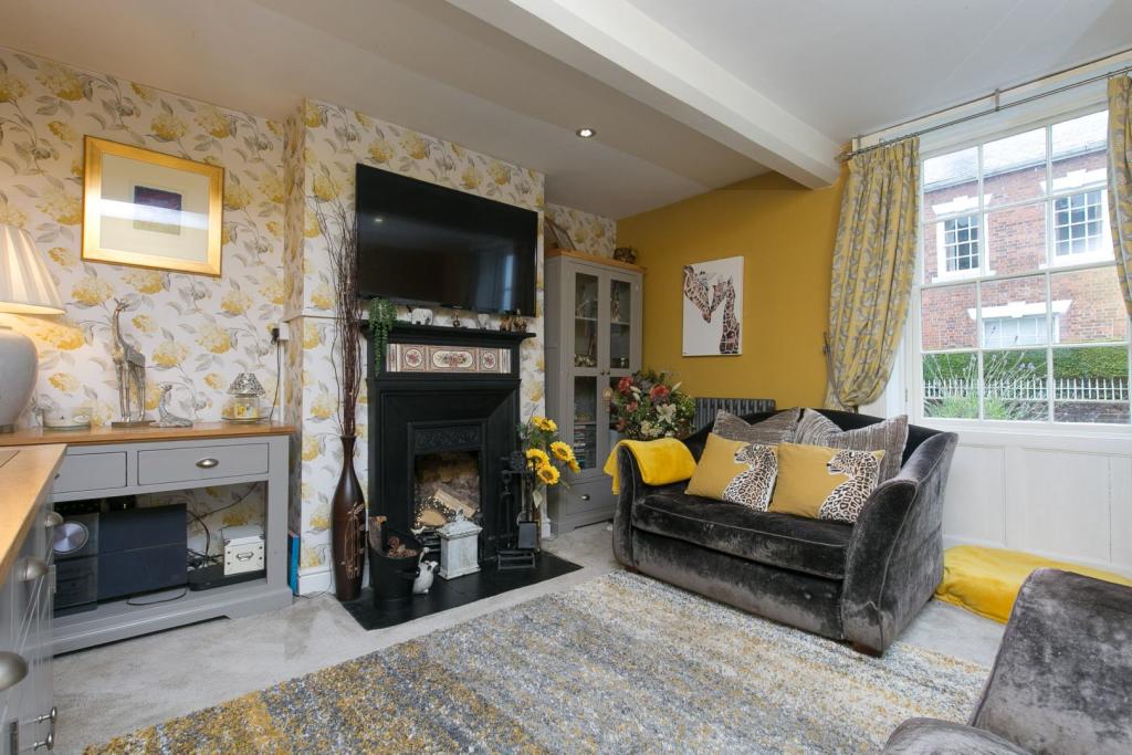 5 bedroom semidetached house for sale in Well Street, Holywell, CH8