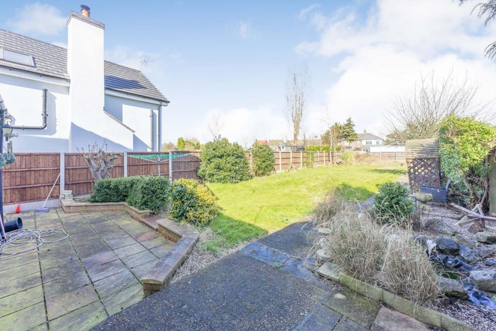 4 bedroom detached house for sale in Birch Avenue, Saughall Massie