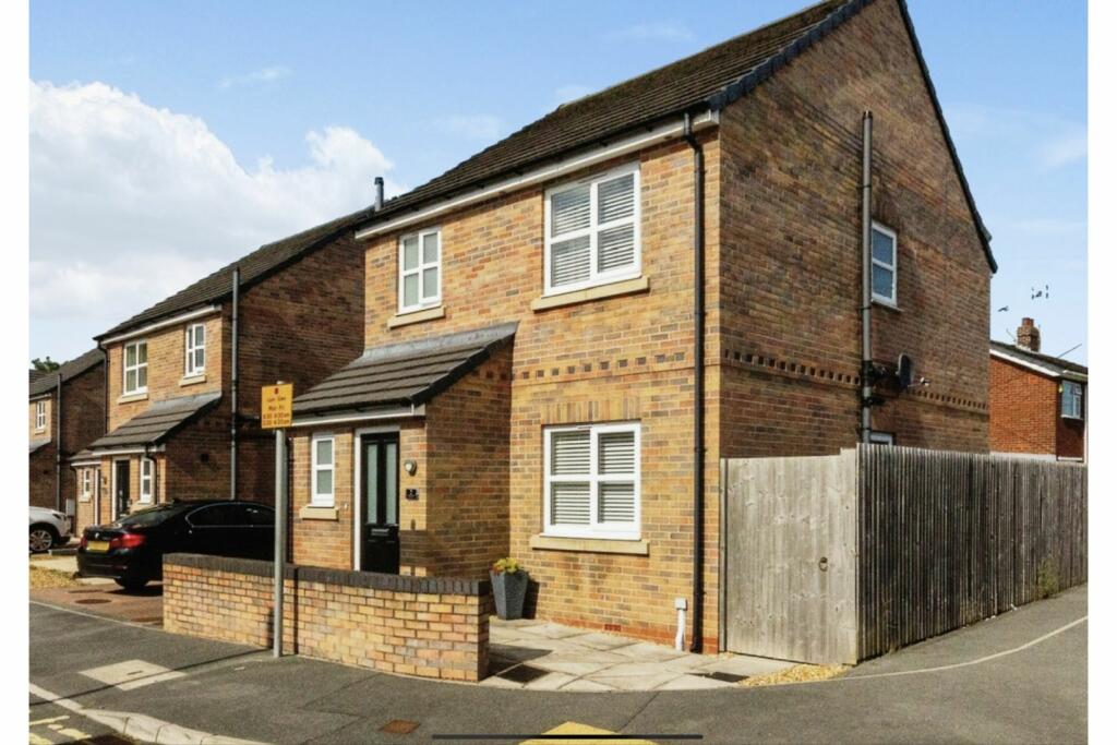 3 bedroom detached house for sale in Mountain Close, Buckley, CH7