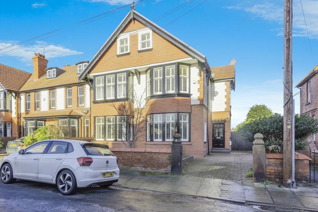 5 bedroom end of terrace house for sale in Sandlea Park, Wirral, CH48