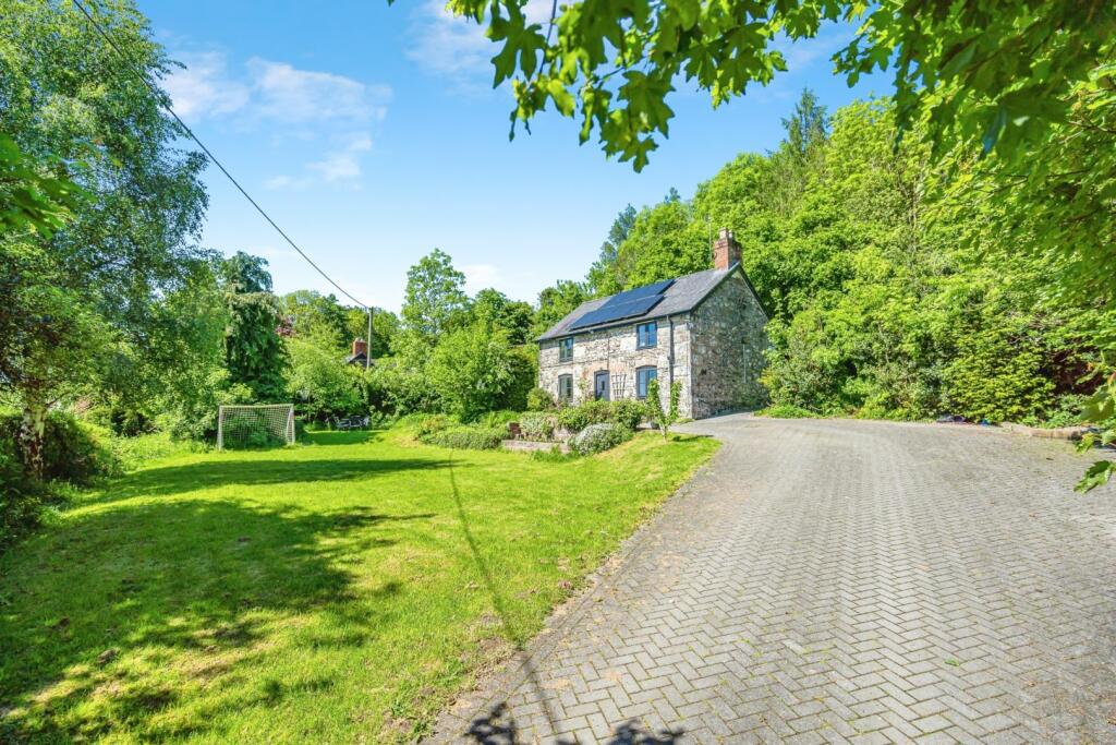 3 bedroom detached house for sale in Pentrebeirdd, Welshpool, SY21