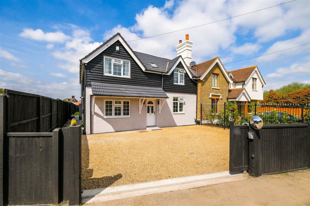 4 bedroom semidetached house for sale in Woodgreen Road, Upshire