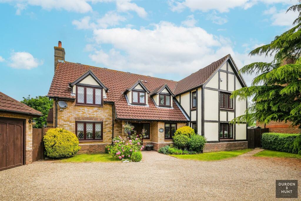 5 bedroom detached house for sale in The Paddocks, Stapleford Abbotts, RM4