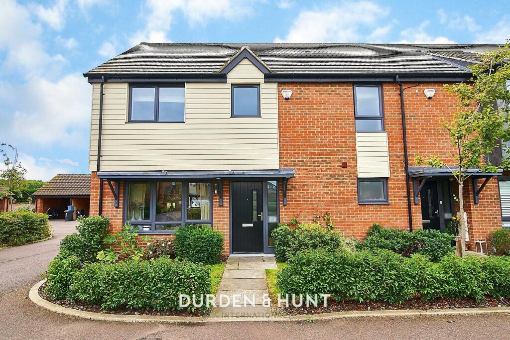 3 bedroom semidetached house for sale in Park View, Chigwell, IG7