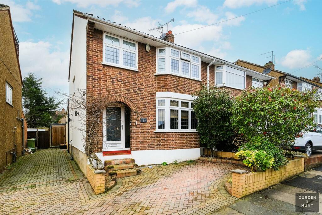 4 bedroom semidetached house for sale in Copthorne Avenue, IG6