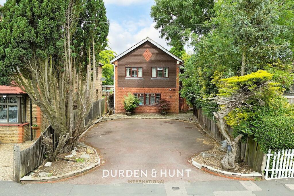 5 bedroom detached house for sale in Lambourne Road, Chigwell, IG7