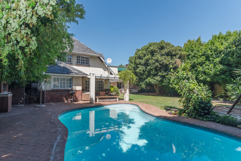 Main image of property: South Africa, Western Cape, Rondebosch, Avenue De Mist, 38