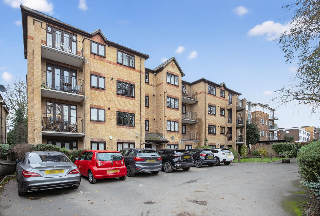 Main image of property: 35 The Avenue, Beckenham, BR3