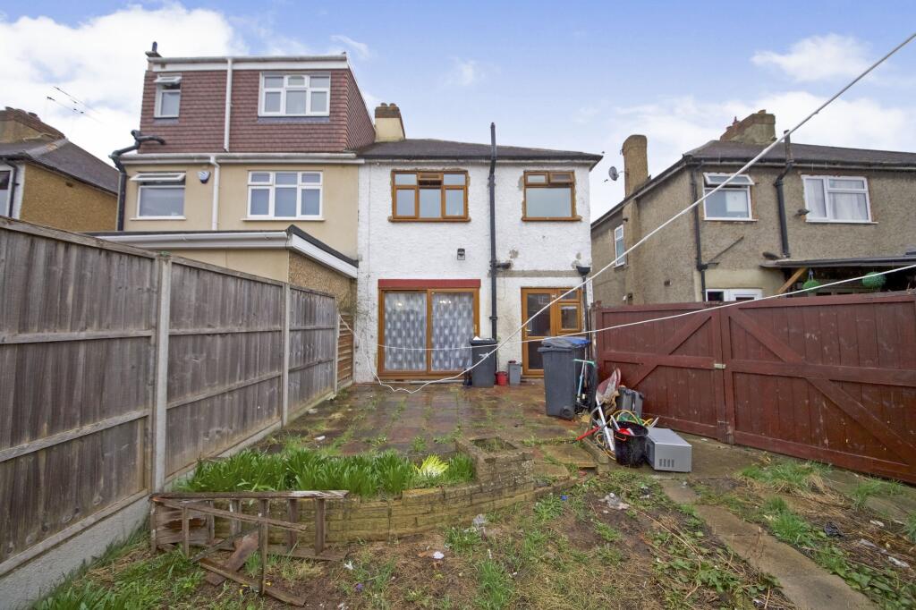 3 bedroom semidetached house for sale in Broadoak Avenue, Enfield, EN3