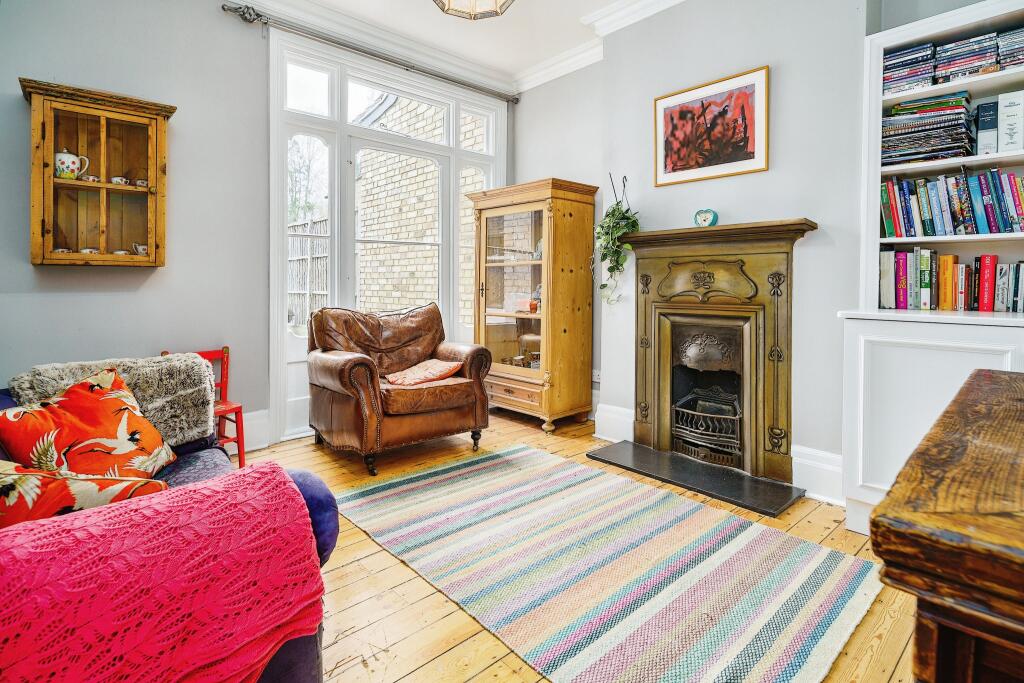 4 bedroom semidetached house for sale in Fitzjohn Avenue, EN5