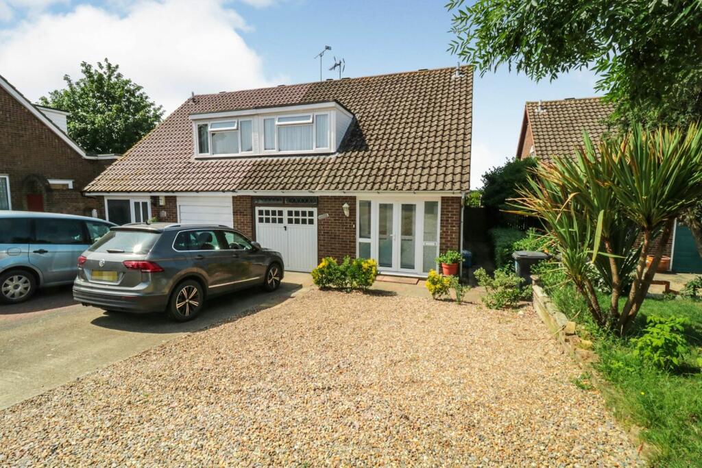 3 bedroom semidetached house for sale in Roundhills, Waltham Abbey, EN9