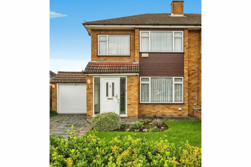 3 bedroom semidetached house for sale in Elm Drive, Waltham Cross, EN8