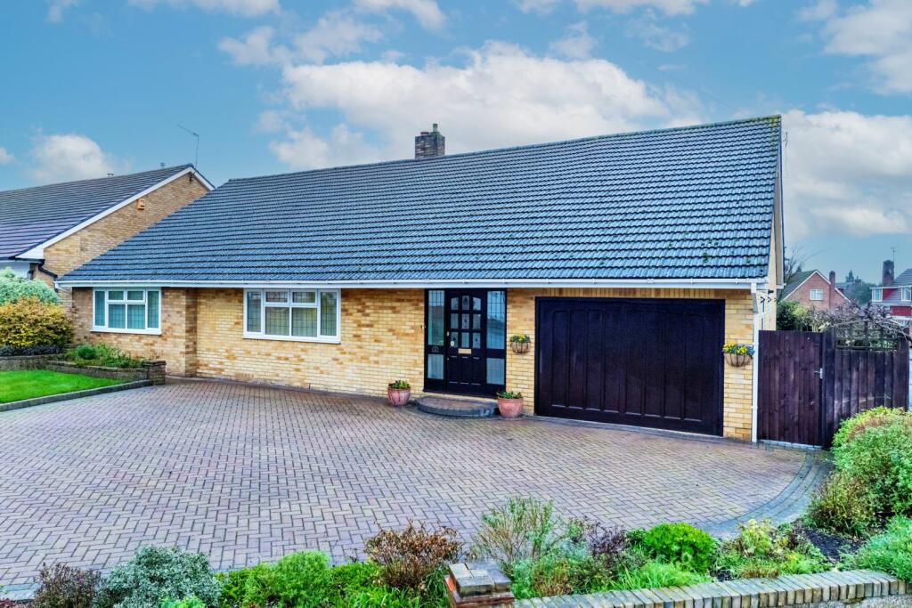 3 bedroom detached bungalow for sale in Woodstock Road, Broxbourne, EN10