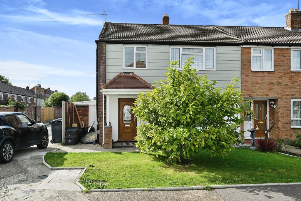 4 bedroom end of terrace house for sale in Holme Close, Waltham Cross, EN8