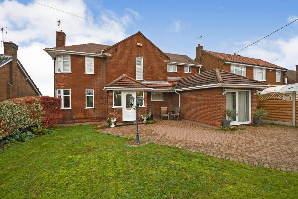 3 bedroom detached house for sale in Peafield Lane, Mansfield, NG19