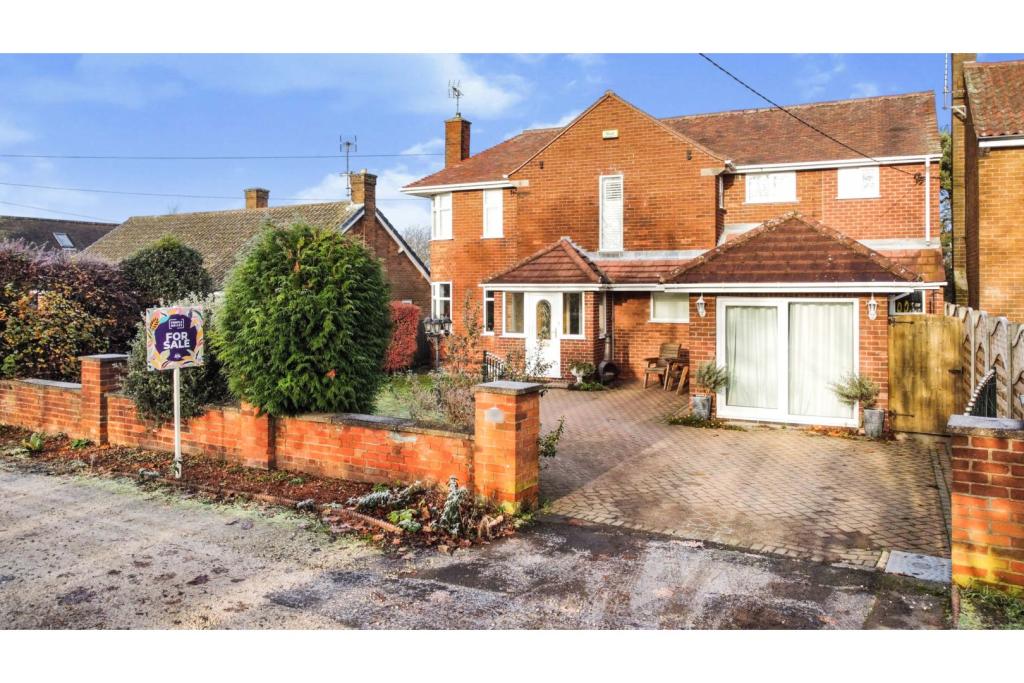 3 bedroom detached house for sale in Peafield Lane, Mansfield, NG19