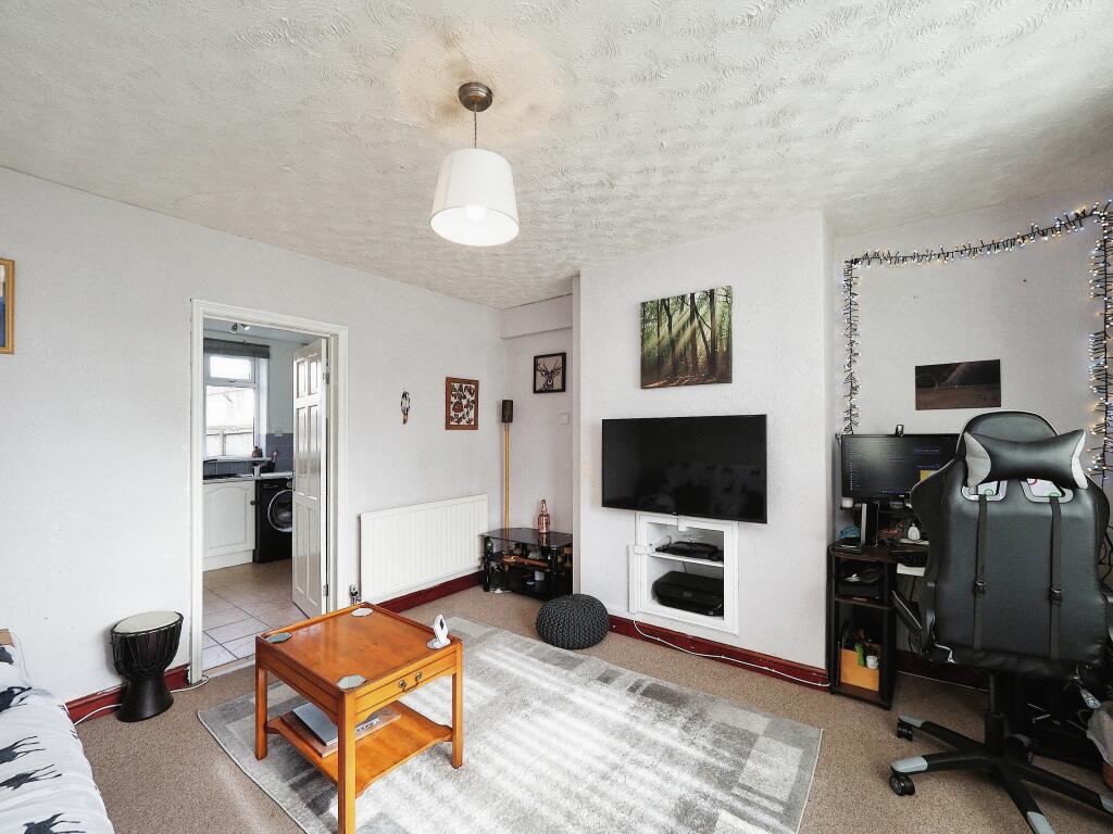 3 bedroom semidetached house for sale in Young Crescent, Suttonin