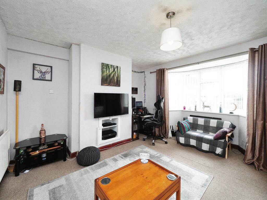 3 bedroom semidetached house for sale in Young Crescent, Suttonin