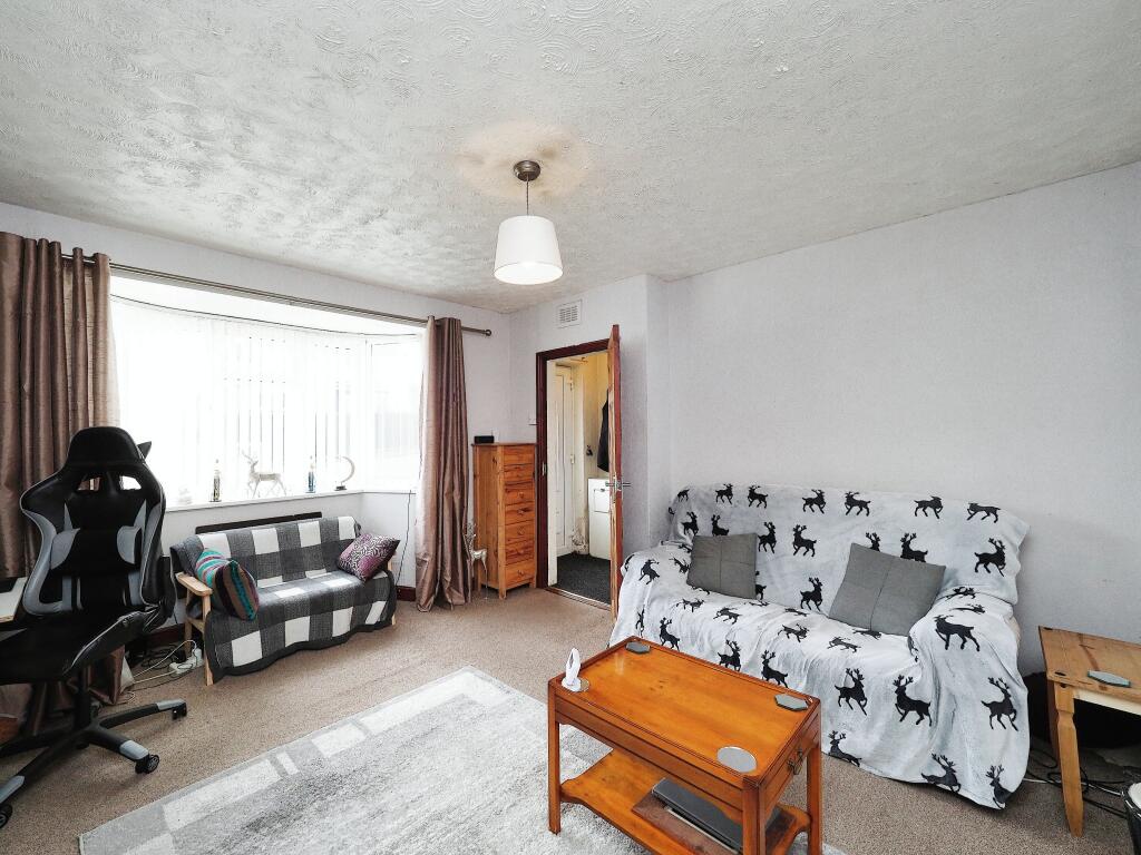 3 bedroom semidetached house for sale in Young Crescent, Suttonin