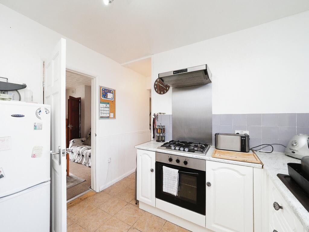 3 bedroom semidetached house for sale in Young Crescent, Suttonin