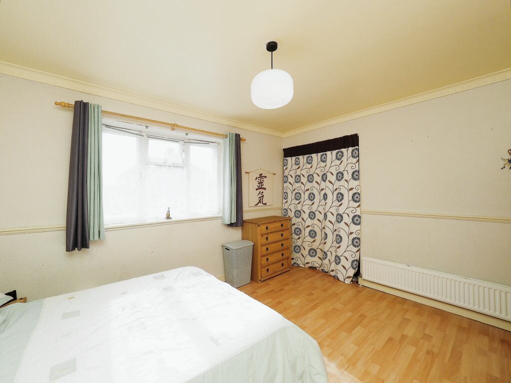 3 bedroom semidetached house for sale in Young Crescent, Suttonin