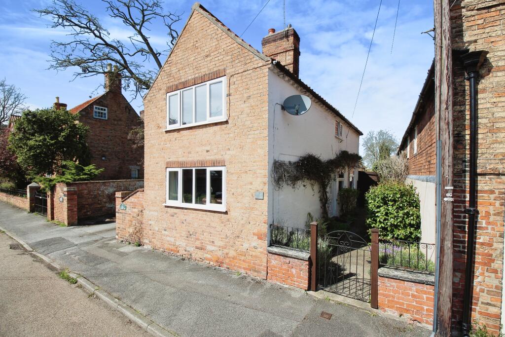 2 bedroom detached house for sale in Low Street, Collingham, Newark, NG23