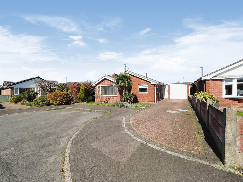 2 bedroom detached bungalow for sale in Farndale Road, Suttonin