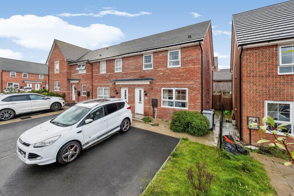 3 bedroom semidetached house for sale in Totnes Place, Grantham, NG31