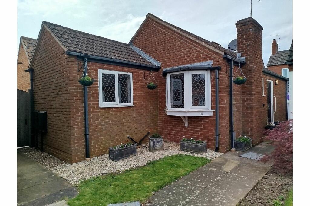 2 bedroom detached bungalow for sale in Leeks Close, Southwell, NG25