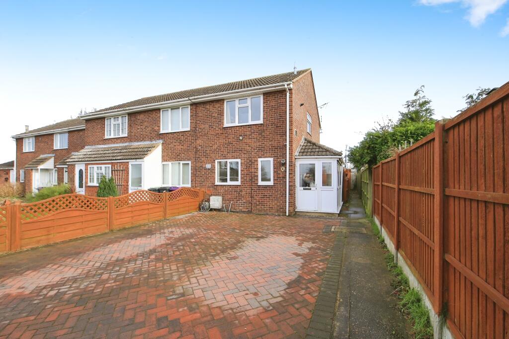 2 bedroom end of terrace house for sale in St. Martins Close, Cranwell