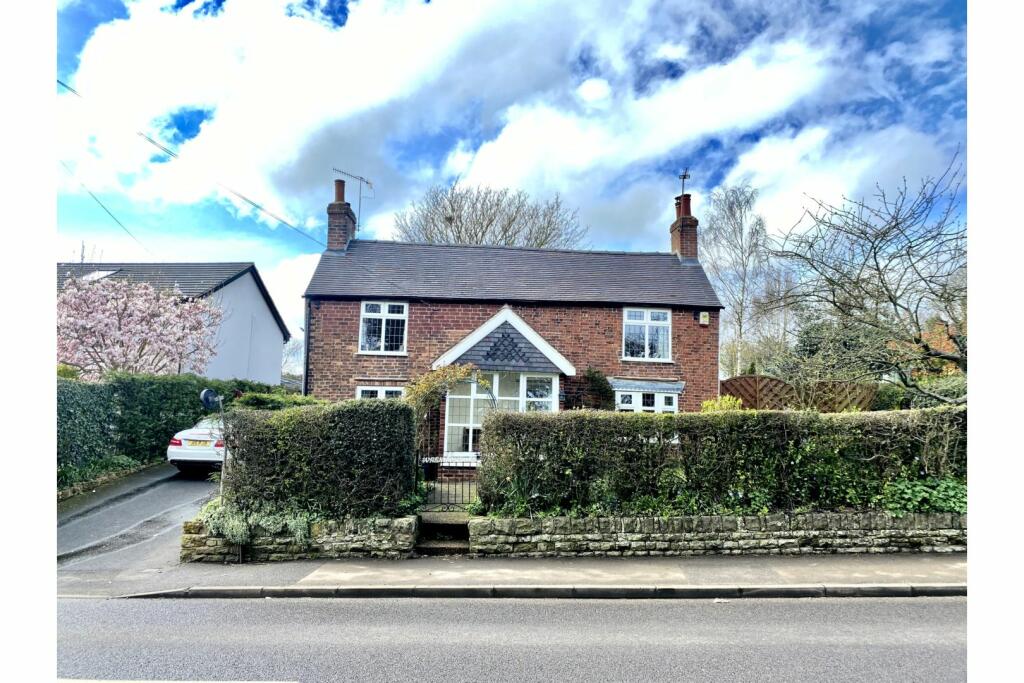 3 bedroom detached house for sale in Newthorpe, NG16