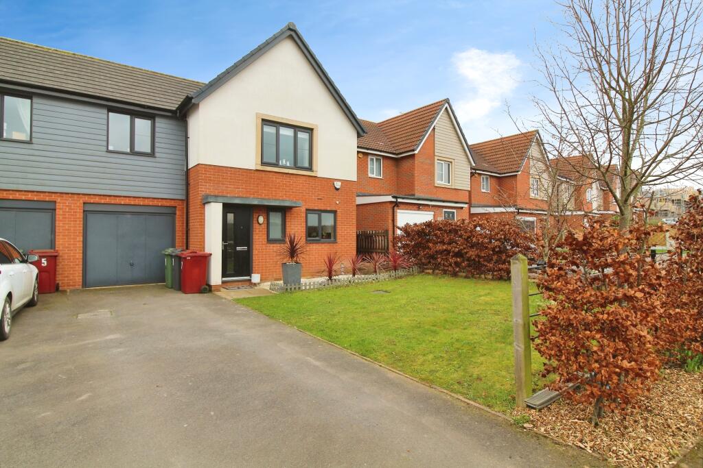 4 bedroom semidetached house for sale in Harebell Drive, Mansfield, NG20