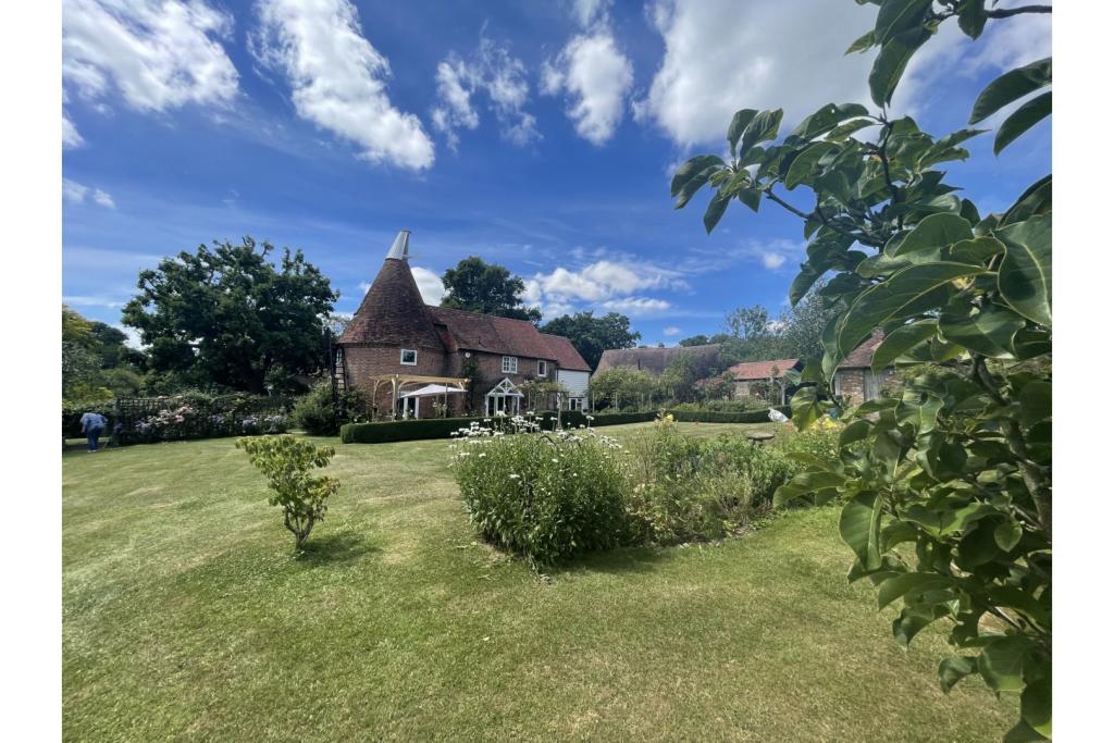 4 bedroom character property for sale in Merriments Lane, Etchingham, TN19