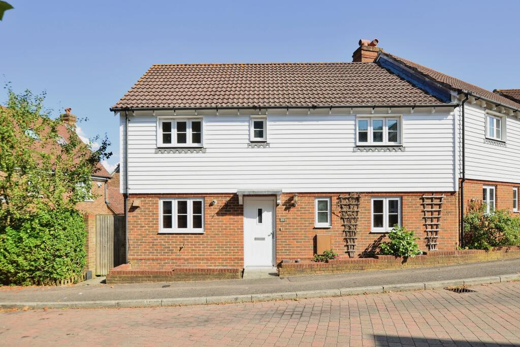 3 bedroom end of terrace house for sale in Running Foxes Lane, Ashford, TN23