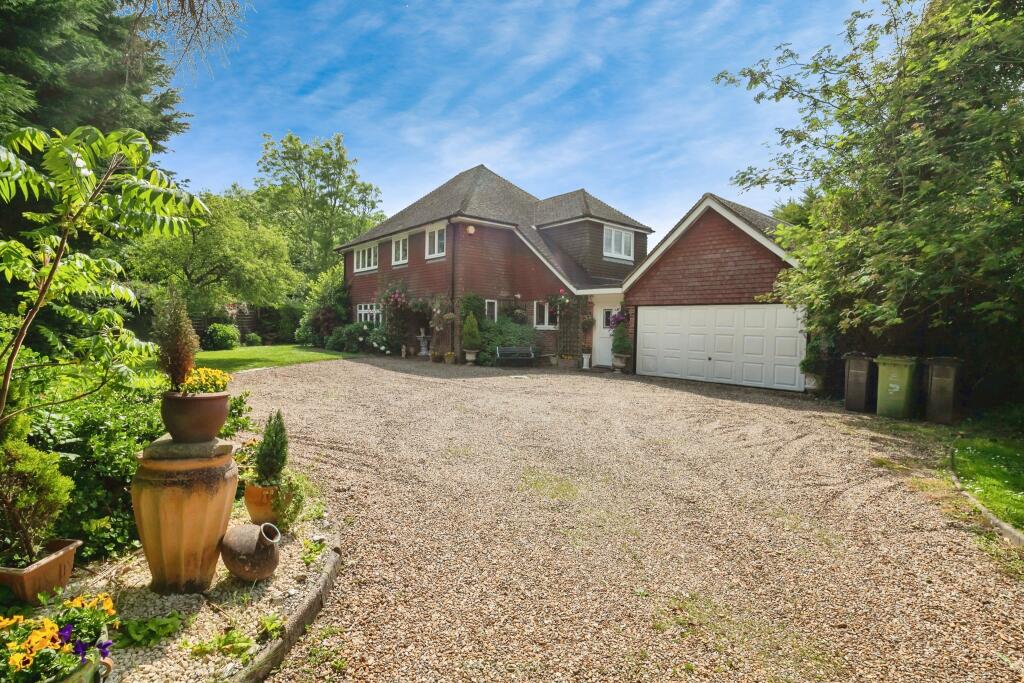 4 bedroom detached house for sale in Woodmans Green Road, Battle, TN33