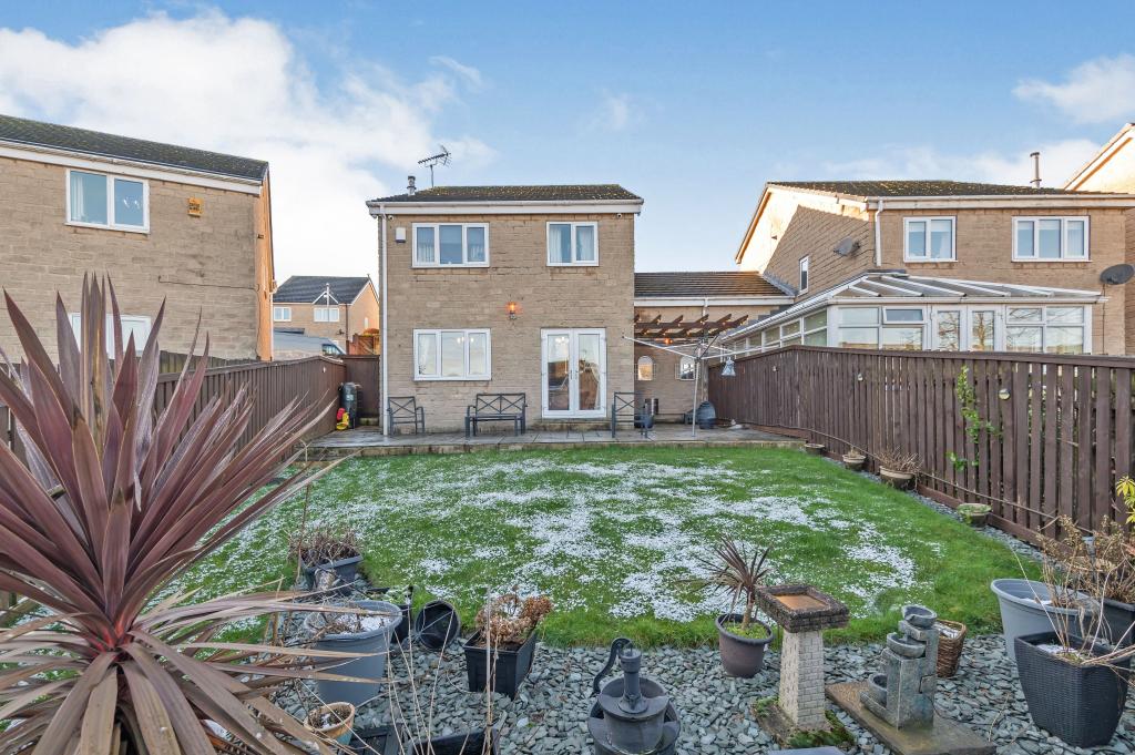 4 bedroom link detached house for sale in Millstone Rise, Liversedge, WF15