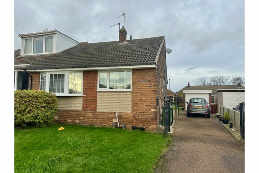 2 bedroom semidetached bungalow for sale in Riddings Close, Pontefract