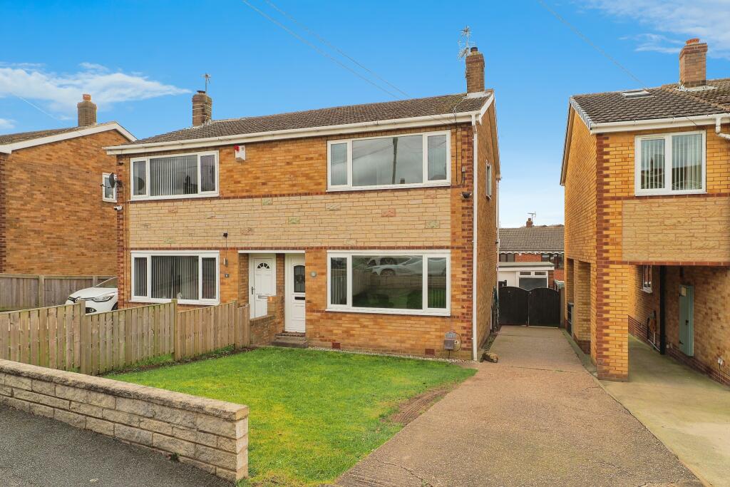 3 bedroom semidetached house for sale in Scawthorpe Close, Pontefract, WF8