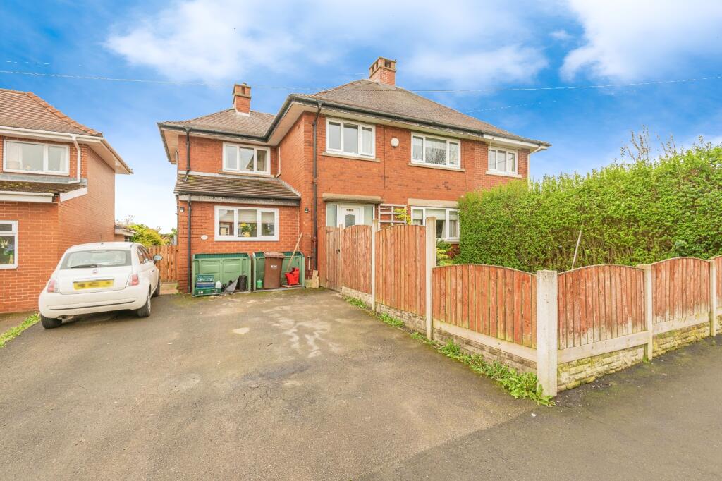 3 bedroom semidetached house for sale in Kingsway, Ossett, WF5