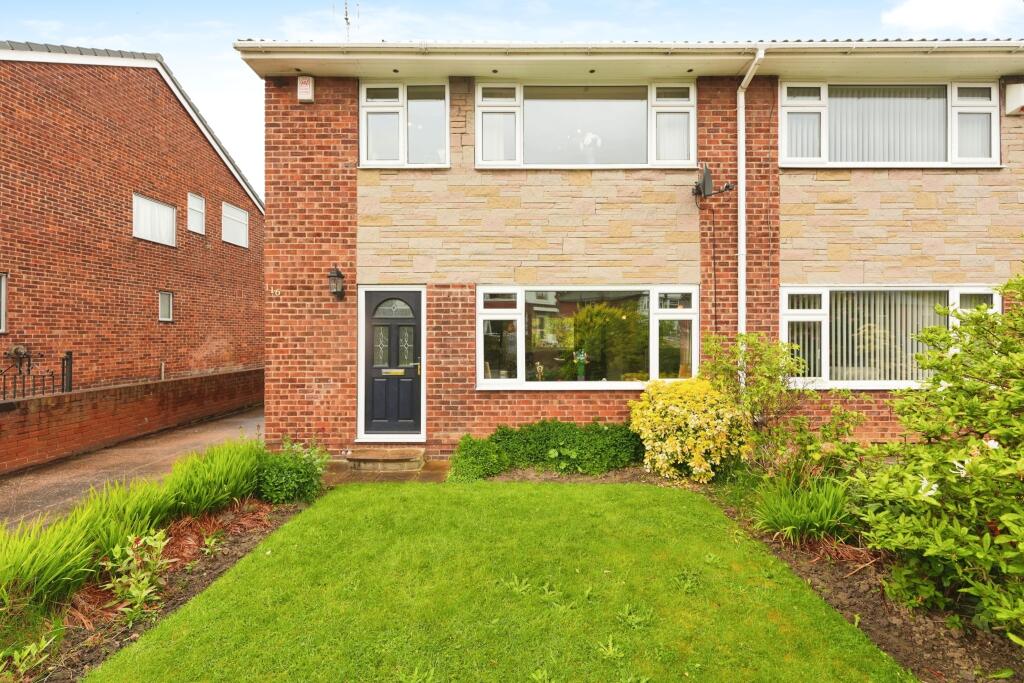 3 bedroom semidetached house for sale in Carlinghow Lane, Batley, WF17