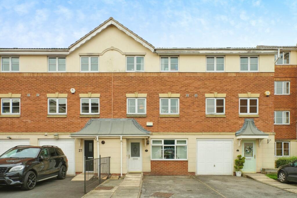 4 bedroom town house for sale in Brackendale Road, Wakefield, WF2
