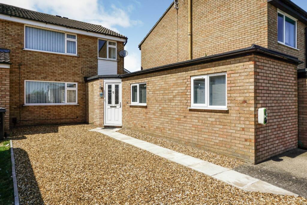 4 bedroom semidetached house for sale in Mallows Drive, Raunds, NN9