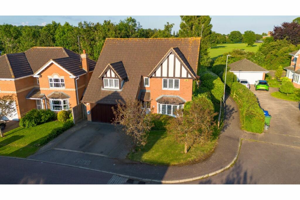 4 bedroom detached house for sale in Belle Baulk, Towcester, NN12