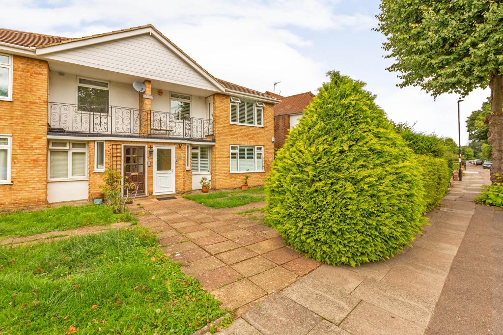 2 bedroom for sale in Bramley Road, Oakwood, N14