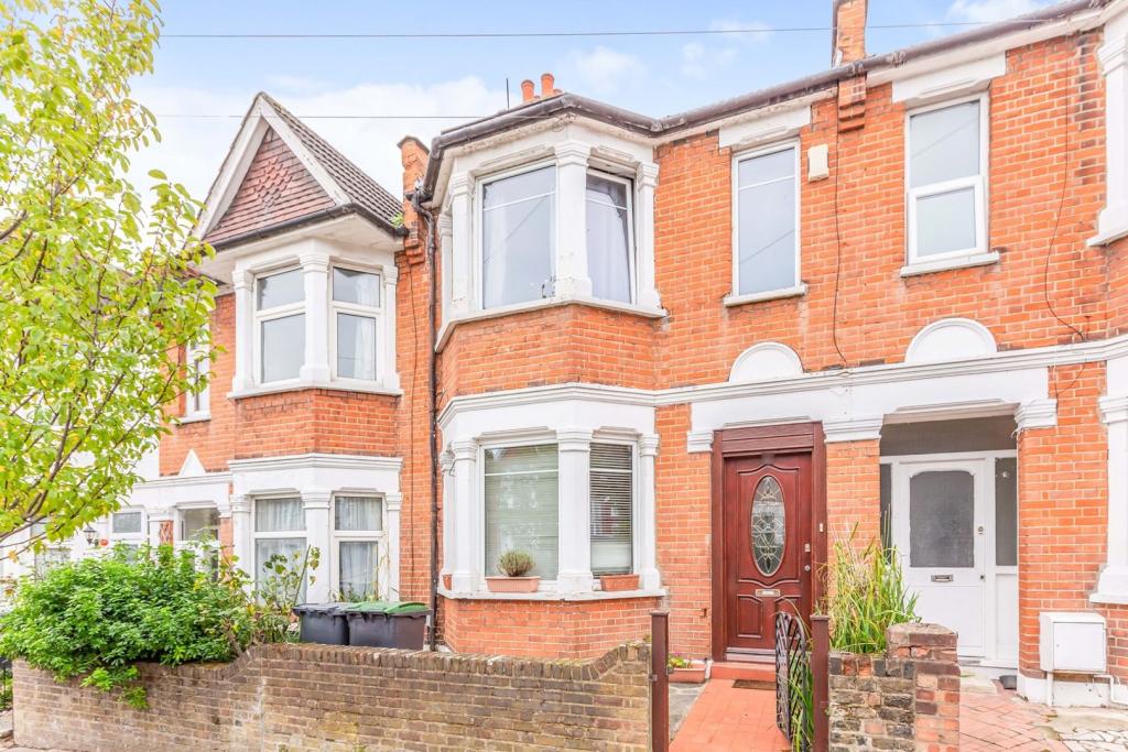 3 bedroom end of terrace house for sale in Solway Road, London, N22