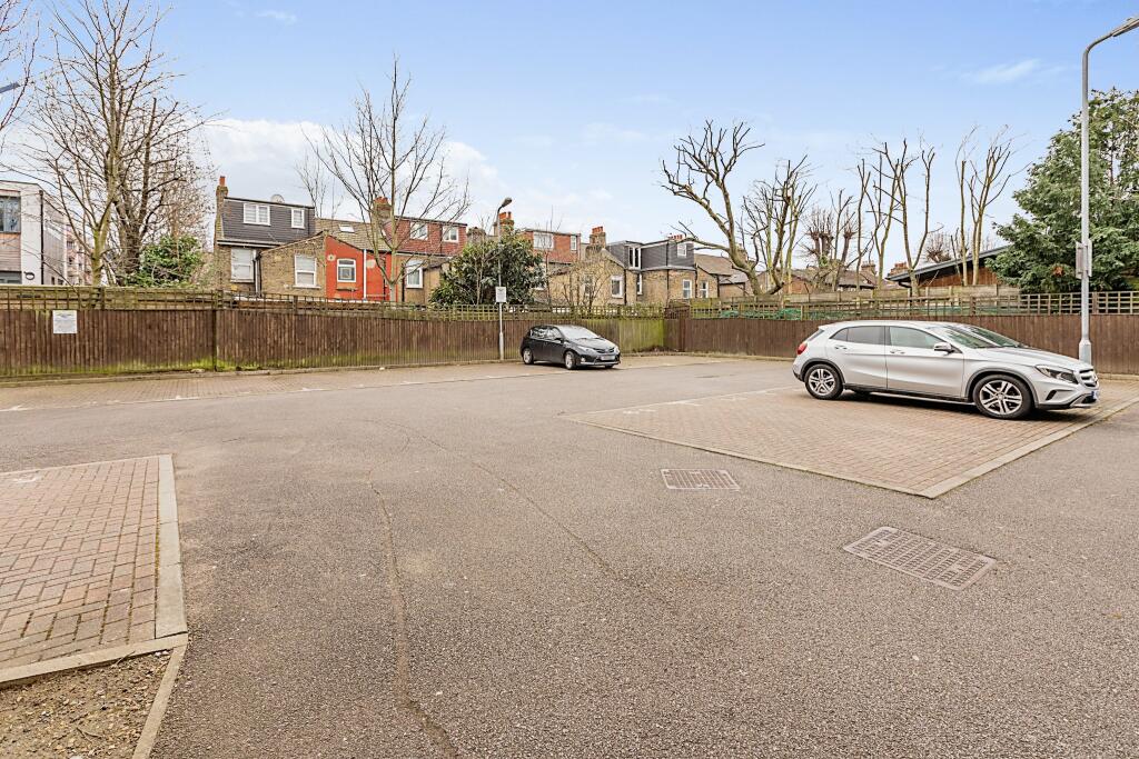 2 bedroom ground floor flat for sale in Leopold Road, London, N18