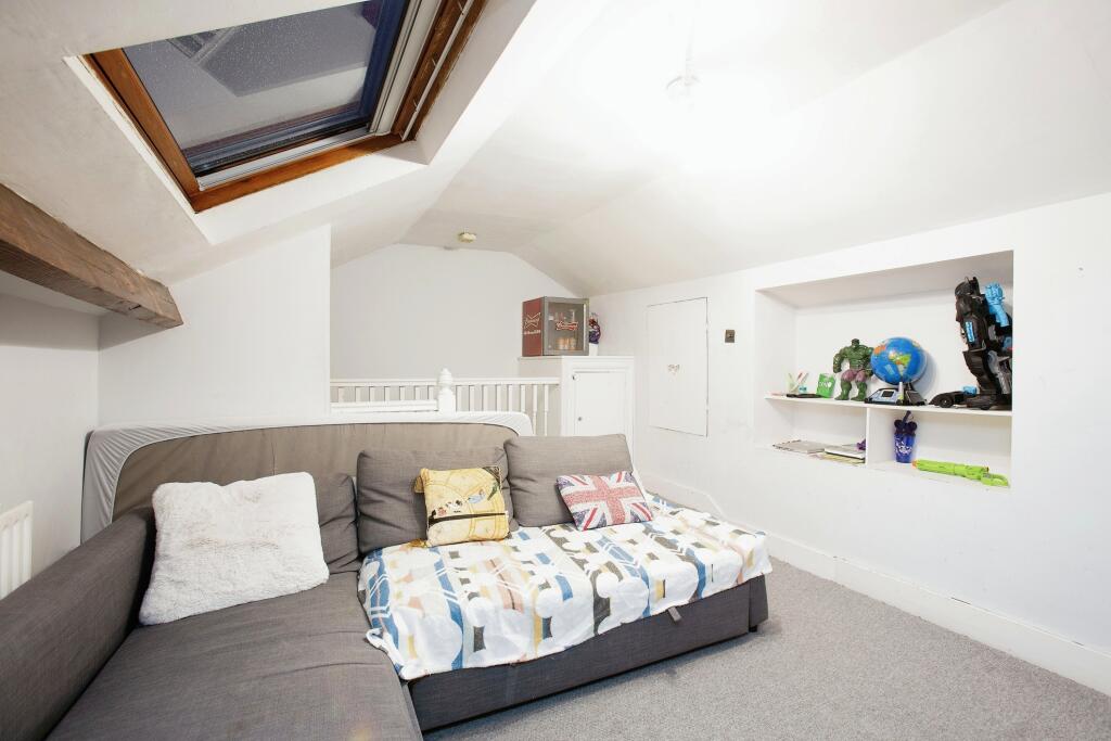 2 bedroom flat for sale in Arnold Road, Tottenham Hale, N15