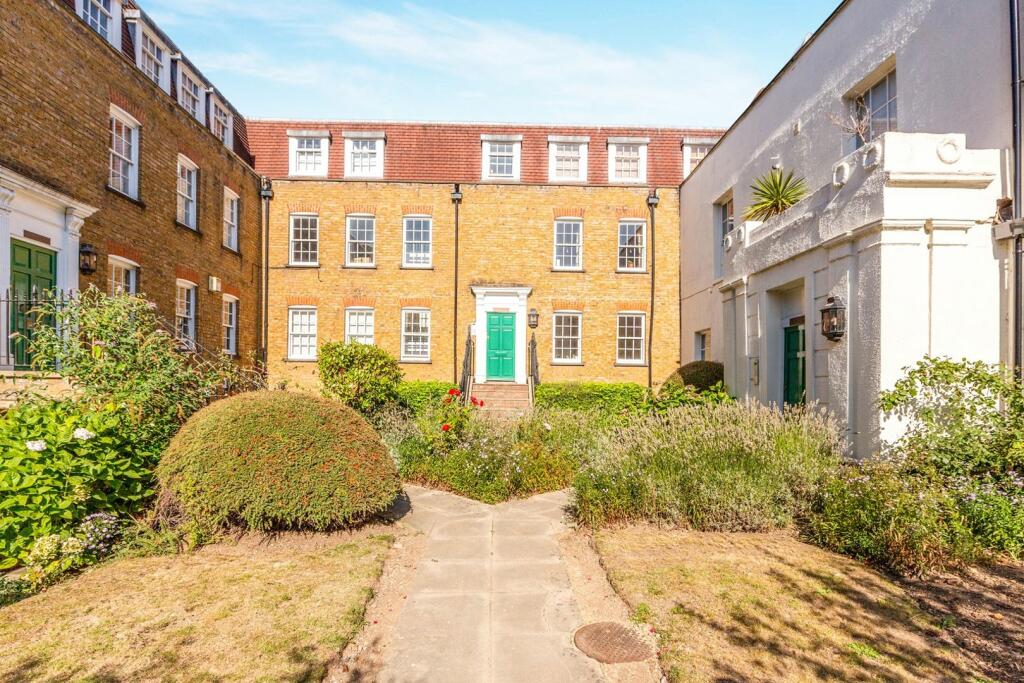 2 bedroom flat for sale in 5 Stapleton Hall Road, Stroud Green, N4