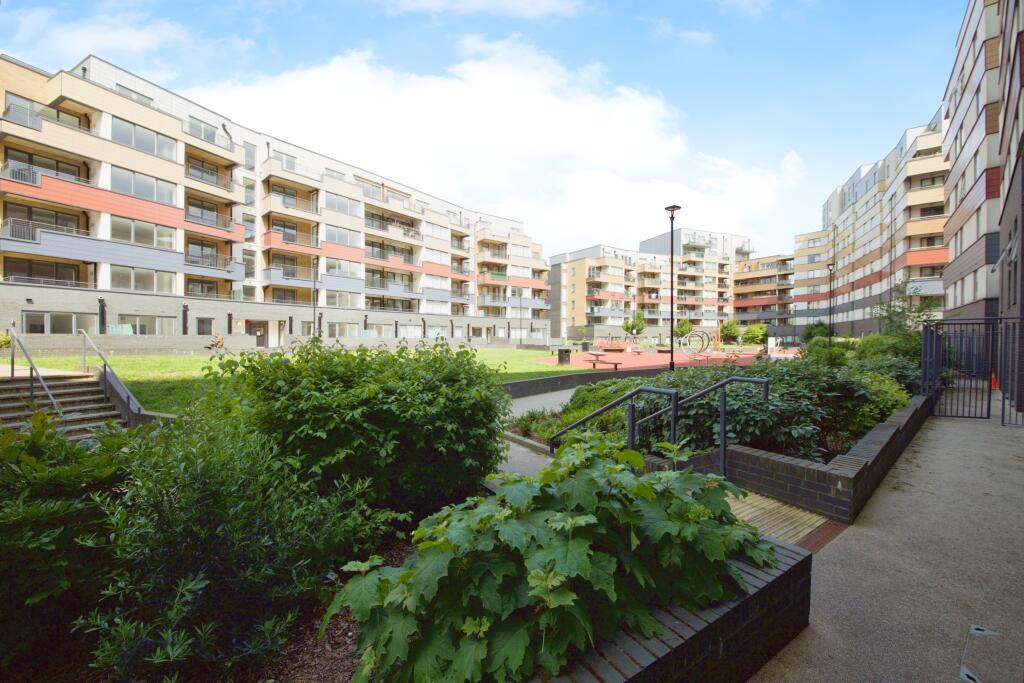 Main image of property: 8a Station Road, London, N11